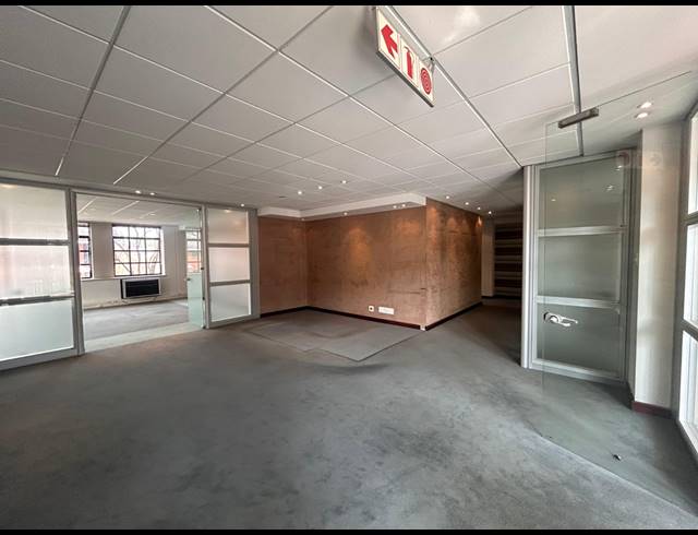 427M² OFFICE TO LET IN LYME PARK